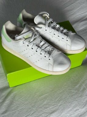 adidas Stan Smith Sneakers with Mint Heel Accent. Women’s Size 7